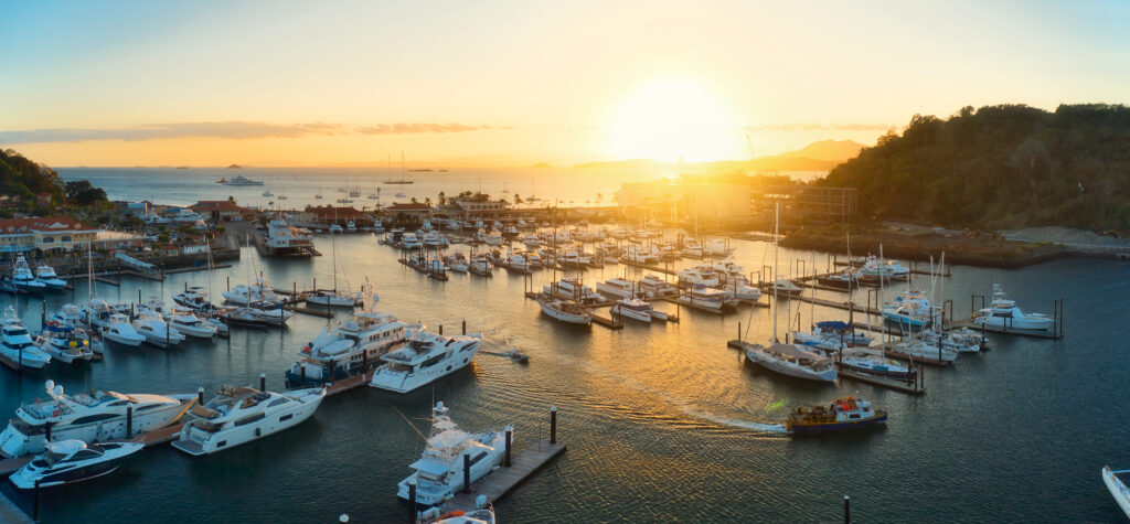 Vista aérea de los nuevos pantalanes de aluminio en Marina Flamenco, Panamá
