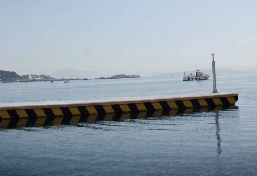 Rompeolas flotante del puerto de Riveira